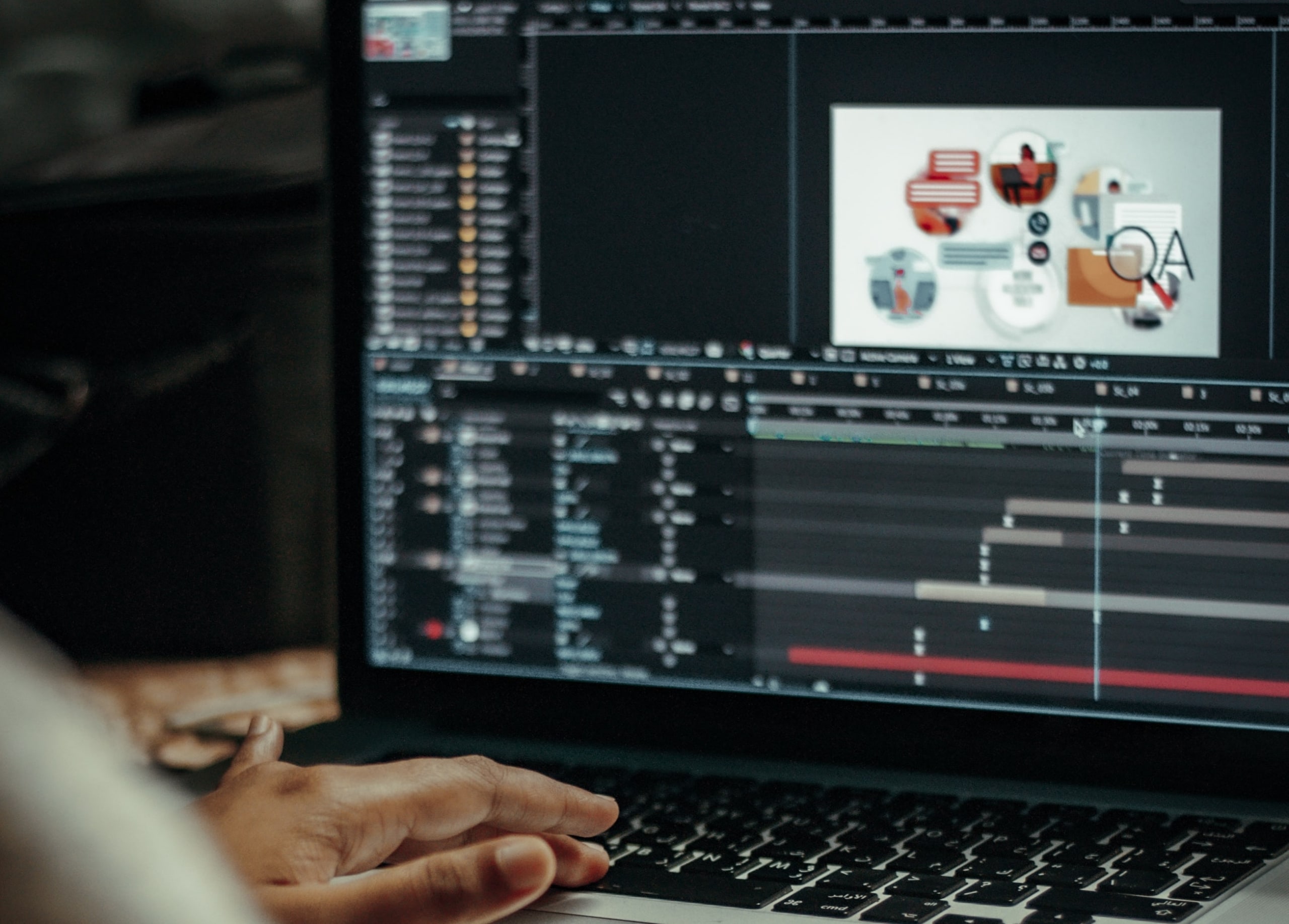 Personne qui fait du montage de motion design sur un ordinateur