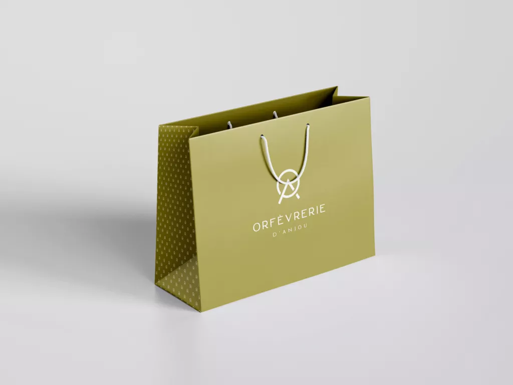 déclinaison logo orfèvrerie d'anjou sur un sac en papier luxe