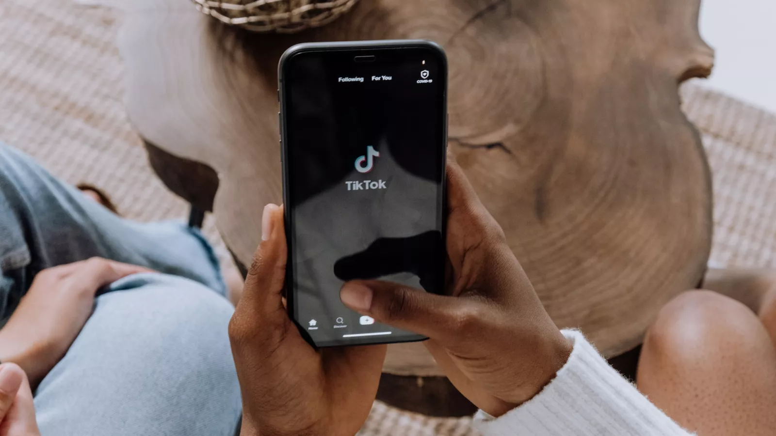 Utilisateur sur son smartphone, scrollant TikTok, réseau social vidéo