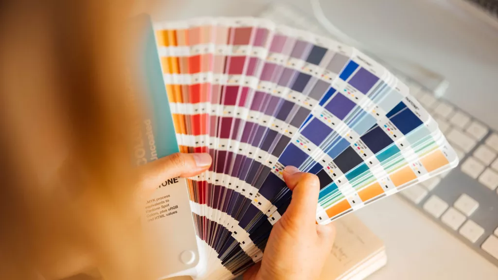 Création de charte graphique, avec le choix des couleurs Pantone par une graphiste de notre agence de communication