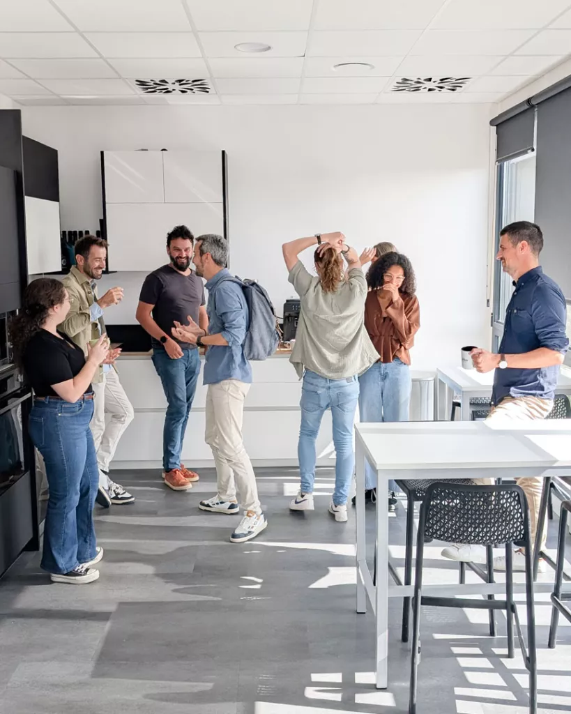 Equipe de l'agence Welko au petit déjeuner de l'équipe, dans une bonne ambiance