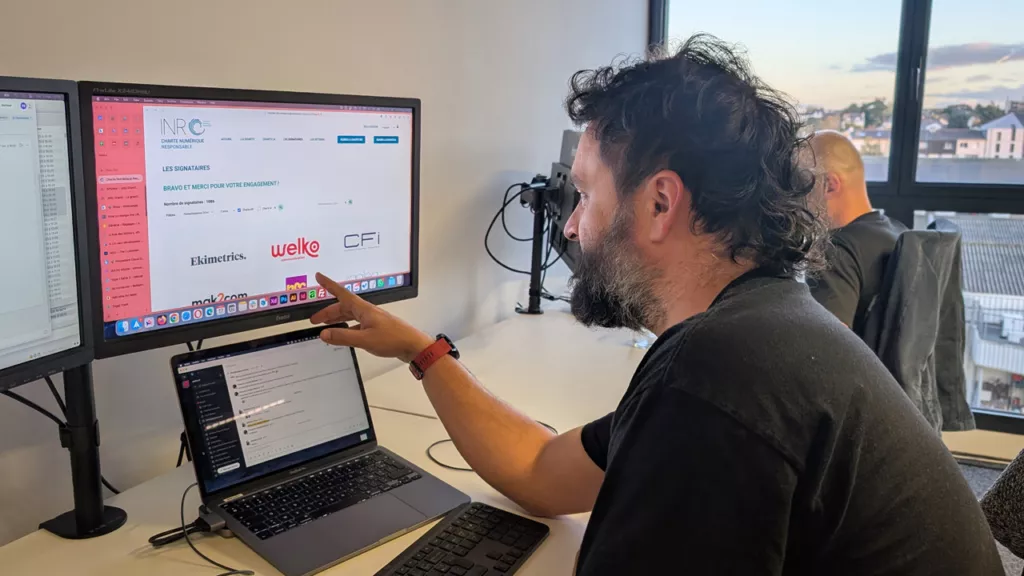 François-Joseph, associé chez Welko, signant la charte numérique responsable, un nouvel engagement RSE pour l'agence
