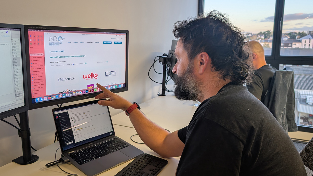 François-Joseph, associé chez Welko, signant la charte numérique responsable, un nouvel engagement RSE pour l'agence
